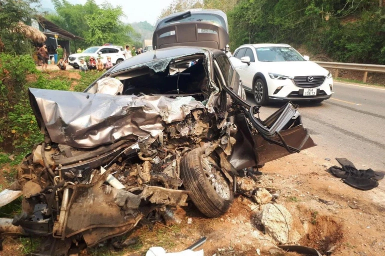 Hình ảnh vụ tai nạn giao thông chiều 11/4 tại tỉnh Sơn La khiến 1 người tử vong, 2 người bị thương.