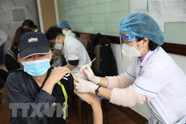 Nhân viên y tế tiêm vaccine phòng COVID-19 cho người dân phường Lê Đại Hành, quận Hai Bà Trưng, Hà Nội. (Ảnh: Minh Quyết/TTXVN).