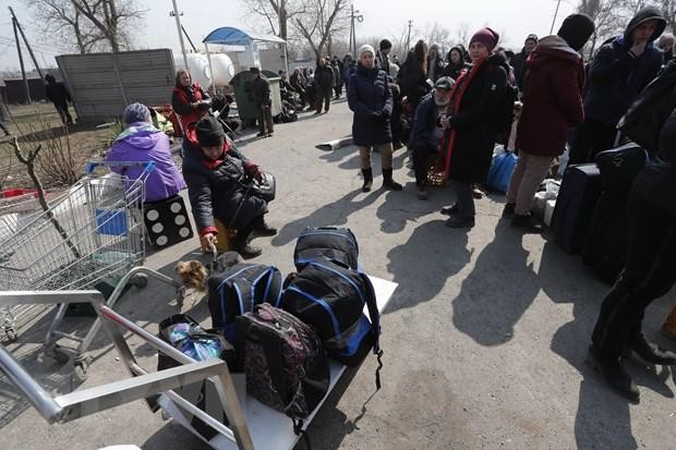 Người dân Ukraine sơ tán khỏi thành phố Mariupol. (Ảnh: THX/TTXVN).