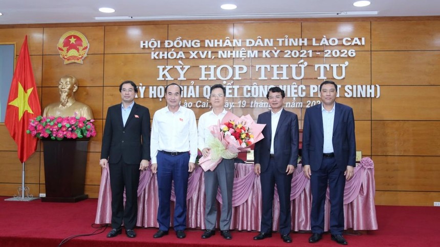 Ông Nguyễn Thành Sinh (ảnh giữa) nhận hoa chúc mừng. (ảnh: Cao Cường)