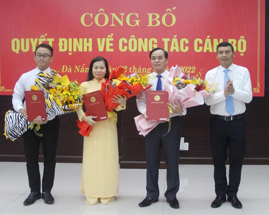 Ông Hồ Kỳ Minh, Phó Chủ tịch UBND thành phố Đà Nẵng (ngoài cùng bên phải) trao Quyết định bổ nhiệm cán bộ.
