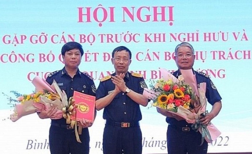 Tổng cục trưởng Tổng cục Hải quan Nguyễn Văn Cẩn trao quyết định và chúc mừng các đồng chí Nguyễn Phước Việt Dũng, Nguyễn Trường Giang.