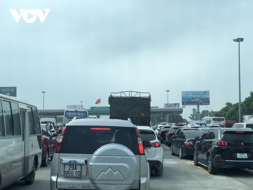 Tình trạng tắc nghẽn trước trạm thu phí trên cao tốc Hà Nội-Hải Phòng, được các tài xế phản ánh chiều 24/4.