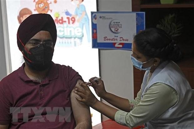Nhân viên y tế tiêm vaccine phòng COVID-19 cho người dân ở New Delhi, Ấn Độ ngày 10/4/2022. (Ảnh: AFP/TTXVN).