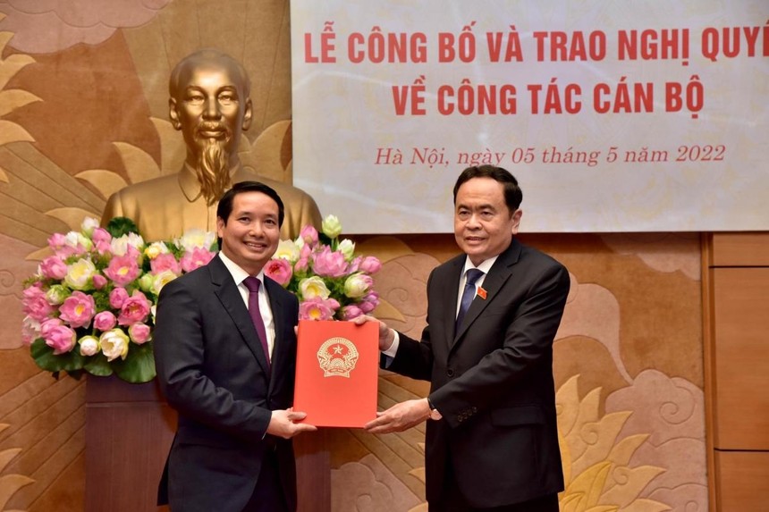 Phó Chủ tịch Thường trực Quốc hội Trần Thanh Mẫn trao quyết định cho ông Phạm Thái Hà.