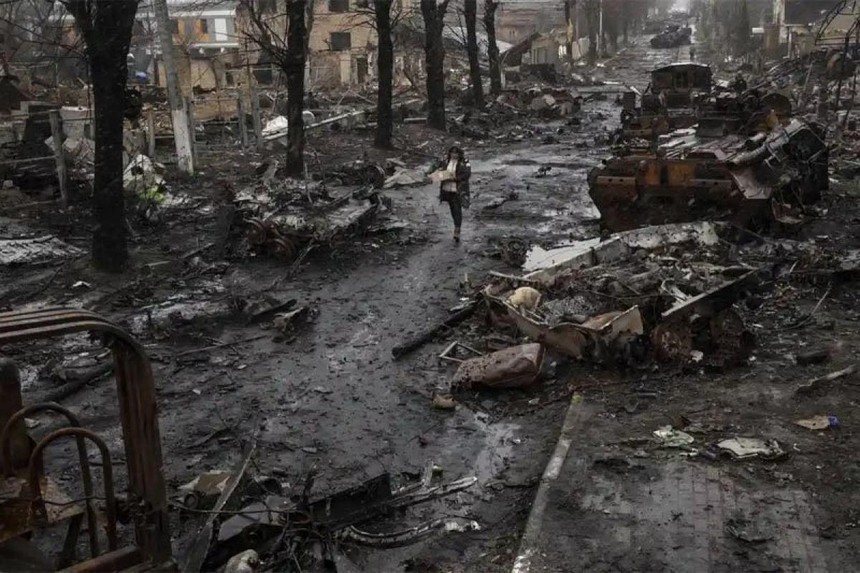 Cảnh đổ nát ở thị trấn Bucha, ngoại ô thủ đô Kiev sau một cuộc giao tranh. Ảnh: AP.