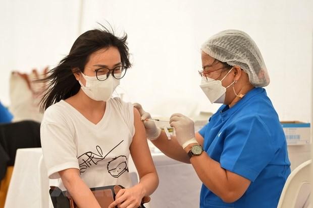 Nhân viên y tế tiêm vaccine phòng COVID-19 cho người dân tại Bangkok, Thái Lan ngày 23/4/2022. (Ảnh: THX/TTXVN).