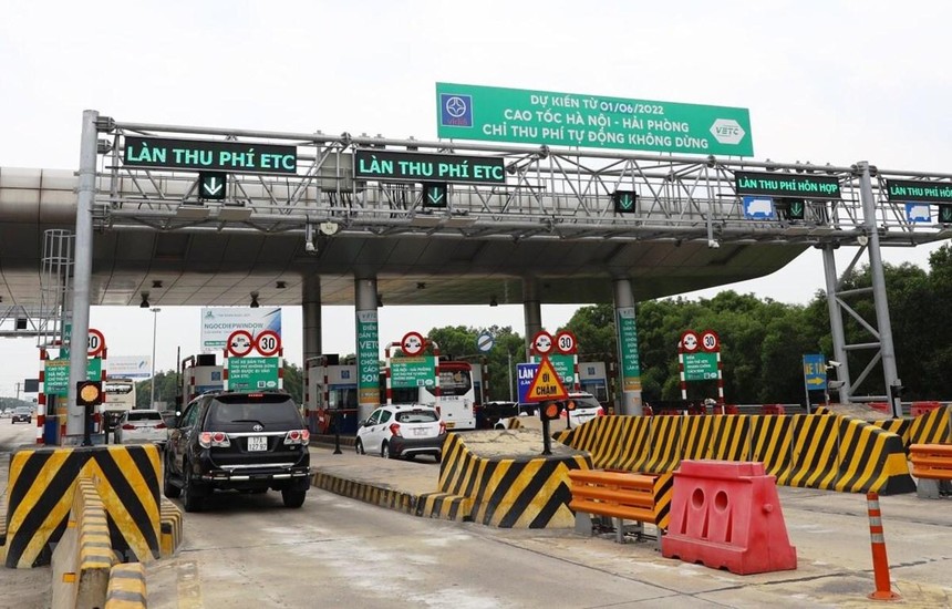 Phương tiện đi vào làn thu phí tự động không dừng tại trạm thu phí đầu tuyến cao tốc Hà Nội-Hải Phòng. (Ảnh: CTV/Vietnam+).