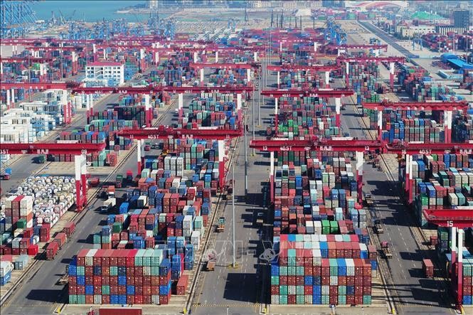 Cảng container ở Thanh Đảo, tỉnh Sơn Đông, Trung Quốc. Ảnh: THX/TTXVN.