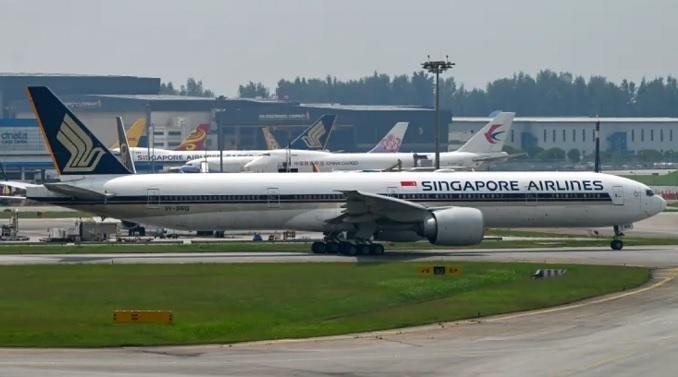 Máy bay Singapore Airlines đỗ trong Sân bay quốc tế Changi, Singapore vào ngày 13/5/2022. Ảnh: AFP.