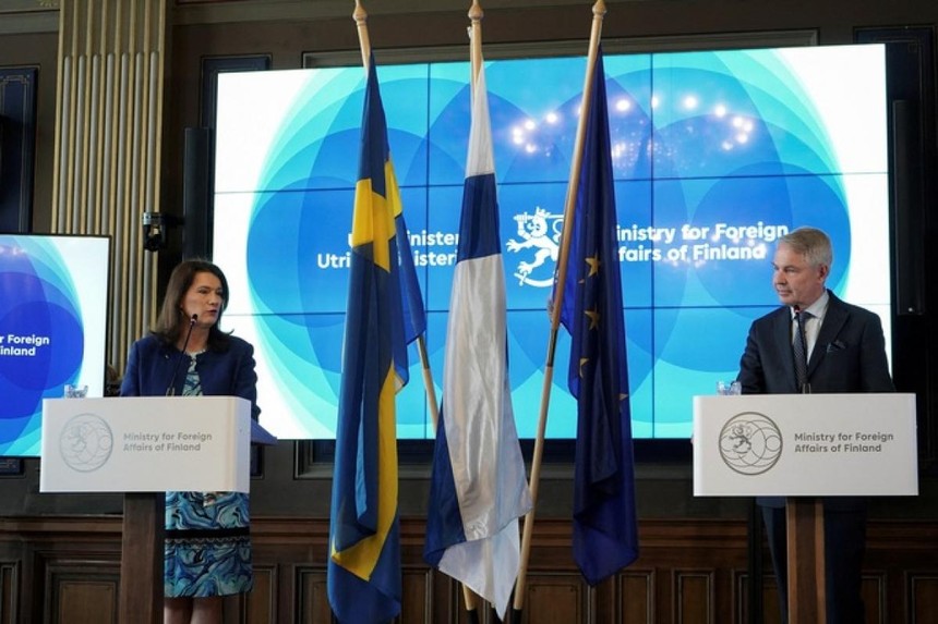Bộ trưởng Ngoại giao Thụy Điển Ann Linde và Bộ trưởng Ngoại giao Phần Lan Pekka Haavisto dự họp báo chung hôm 29/4. Ảnh: Reuters.