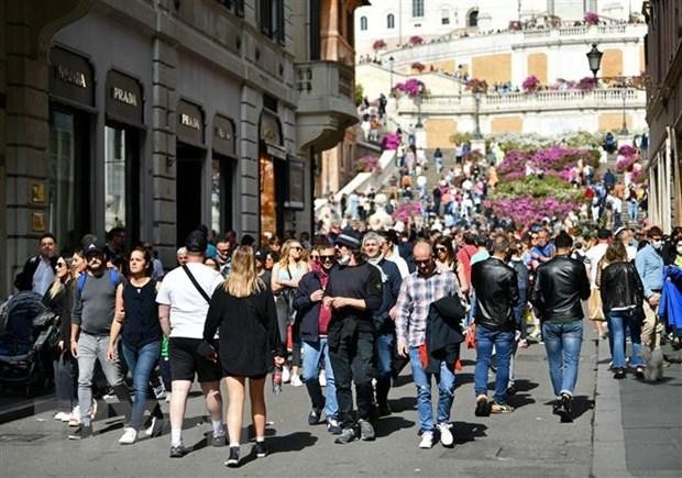 Người dân và du khách đi dạo ở Via dei Condotti, Rome (Italy). (Ảnh: THX/TTXVN).