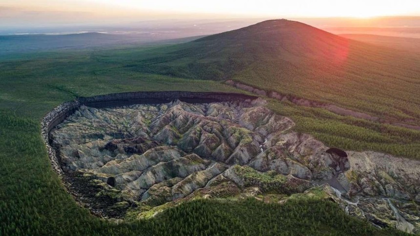 "Cánh cổng địa ngục" ở Siberia đang ngày càng mở rộng và hút sạch mọi thứ xung quanh vào trong đó