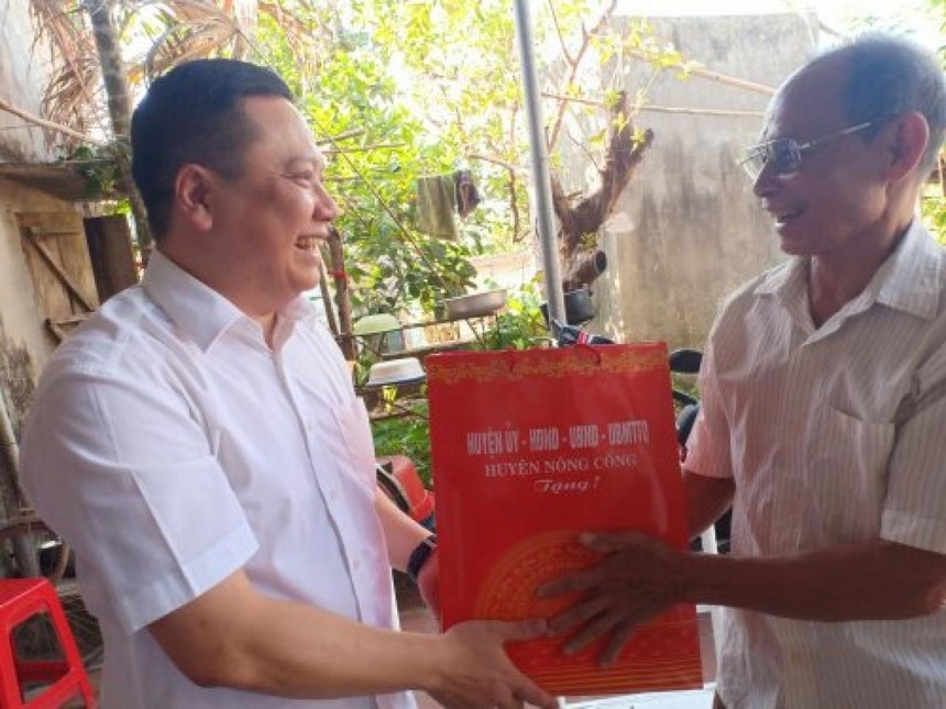 Ông Mai Nhữ Thắng (trái) trong một lần đi thăm, tặng quà thương binh, gia đình chính sách khi còn làm Chủ tịch UBND huyện Nông Cống.
