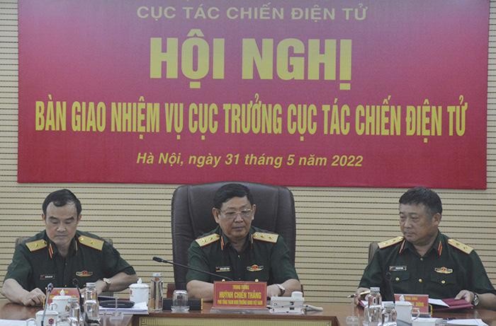 Trung tướng Huỳnh Chiến Thắng chứng kiến ký bàn giao nhiệm vụ Cục trưởng Cục Tác chiến điện tử.