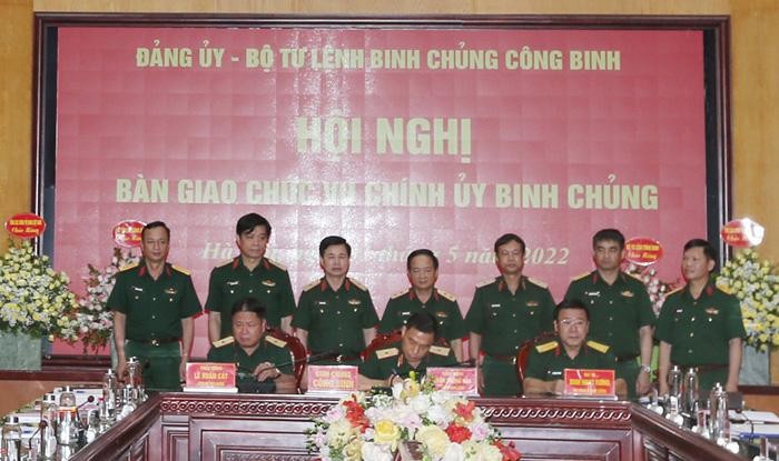 Trung tướng Trịnh Văn Quyết và các đại biểu chứng kiến ký kết bàn giao chức vụ Chính ủy Binh chủng Công binh.