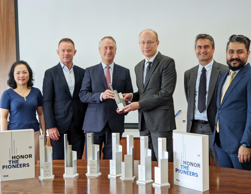 Tổng giám đốc Techcombank Jens Lottner (thứ ba từ phải sang) vinh dự nhận 8 giải thưởng do đại diện VISA trao tặng vào tháng 5/2022.