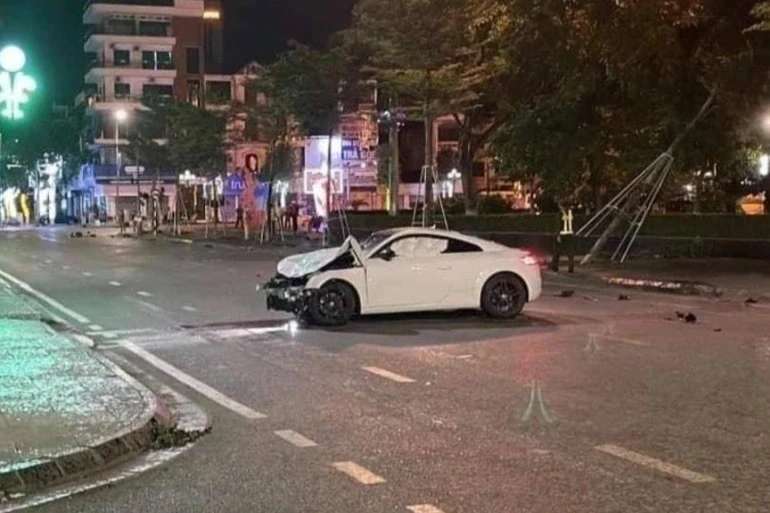 Hiện trường vụ tai nạn xe ô tô nhãn hiệu Audi tông xe máy làm 3 người chết, xảy ra tại Bắc Giang đêm 2/6.