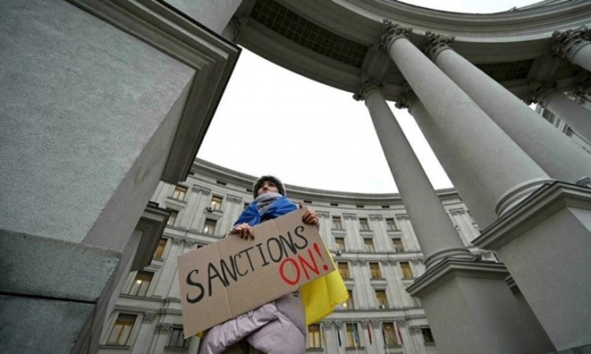 Một người biểu tình ủng hộ các lệnh trừng phạt chống lại Nga đứng bên ngoài Bộ Ngoại giao Ukraine ở Kiev ngày 21/2. Ảnh: AFP.