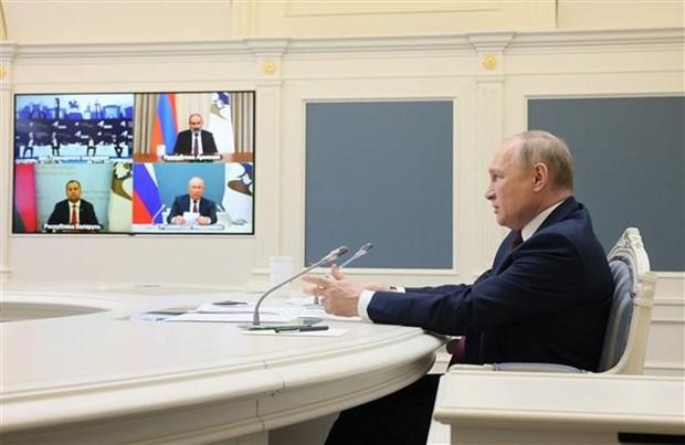 Tổng thống Nga Vladimir Putin (phải) tham dự trực tuyến Diễn đàn Kinh tế Á-Âu được tổ chức ở Bishkek (Kyrgyzstan), ngày 26/5/2022. (Ảnh: AFP/TTXVN).