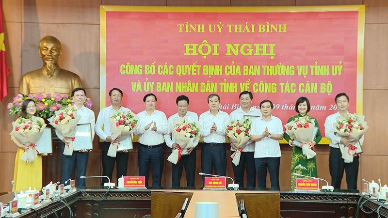 Các đồng chí lãnh đạo tỉnh Thái Bình tặng hoa chúc mừng các cán bộ trong diện điều động, bổ nhiệm mới.