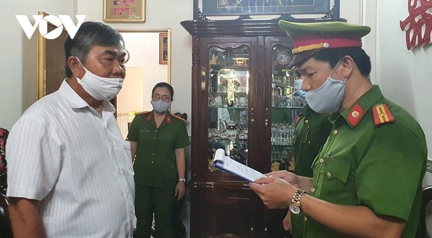 Cơ quan công an tống đạt lệnh khởi tố ông Nguyễn Chí Hiến.