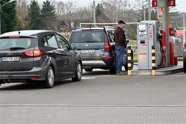 Bơm xăng cho các phương tiện tại trạm xăng ở Lubieszyn, miền Tây Bắc Ba Lan. (Ảnh: PAP/TTXVN)