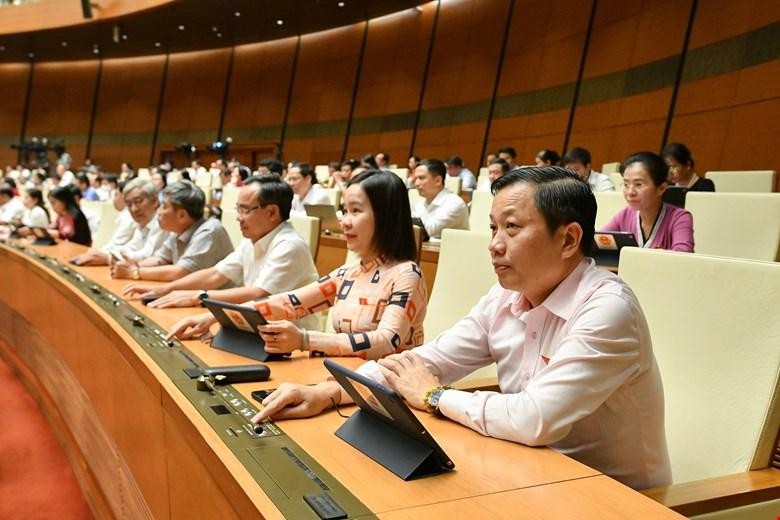 Đoàn đại biểu Quốc hội tỉnh Khánh Hòa biểu quyết trong phiên họp sáng 16/6.