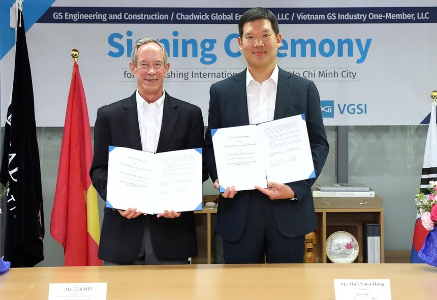 Ông Ted Hill (bên trái) - đại diện trường Chadwick và ông Huh Yoon-Hong (đại diện VGSI) tại buổi ký kết. Ảnh: VGSI.