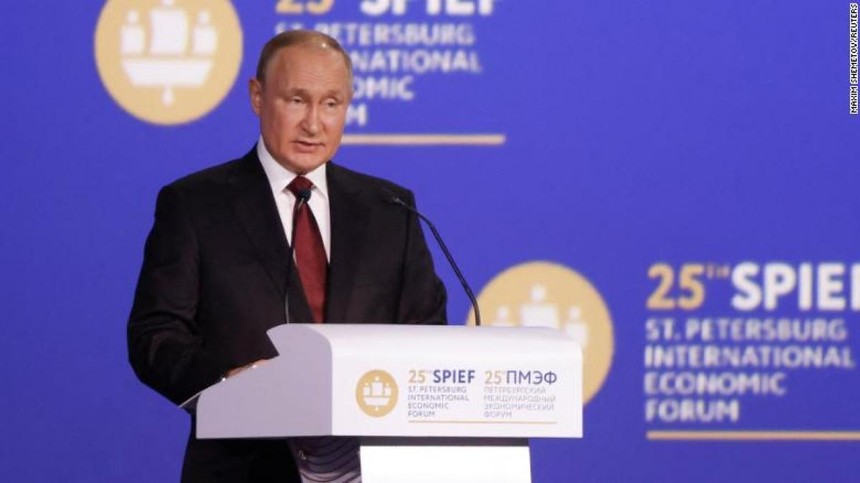 Tổng thống Nga Putin phát biểu tại Diễn đàn Kinh tế Quốc tế St.Petersburg (SPIEF) ngày 17/6. Ảnh: CNN.