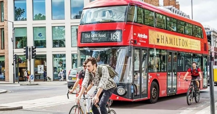 Xe buýt và xe đạp được nhiều người dân Anh lựa chọn khi giá nhiên liệu tăng mạnh (Ảnh: KT).
