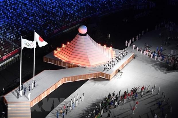 Quốc kỳ Nhật Bản (phải) và cờ Olympic tại lễ khai mạc Olympic Tokyo 2020 ở Tokyo, Nhật Bản, ngày 23/7/2021. (Ảnh: AFP/ TTXVN).