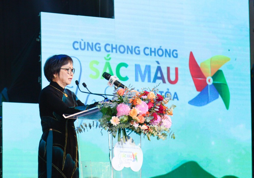 Bà Cao Thị Ngọc Dung, chủ tịch HĐQT PNJ phát biểu tại chương trình nghệ thuật “Cùng chong chóng sắc màu lan tỏa yêu thương” diễn ra vào ngày 22/6 tại Nhà hát Hòa Bình.