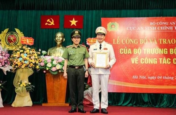 Thứ trưởng Lương Tam Quang trao quyết định, tặng hoa chúc mừng Thiếu tướng Vũ Hồng Văn, tân Cục trưởng Cục An ninh chính trị nội bộ. (Nguồn: Tiền Phong).
