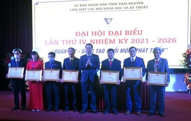 Ông Dương Văn Lượng trao Bằng khen cho các cá nhân thuộc Liên hiệp các hội khoa học và kỹ thuật Thái Nguyên, ngày 20/1/2022. (Ảnh: Trần Trang/TTXVN)