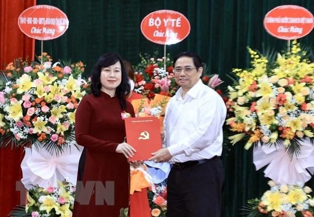 Thủ tướng Phạm Minh Chính trao Quyết định quyền Bộ trưởng Bộ Y tế cho đồng chí Đào Hồng Lan. (Ảnh: Lâm Khánh/TTXVN).