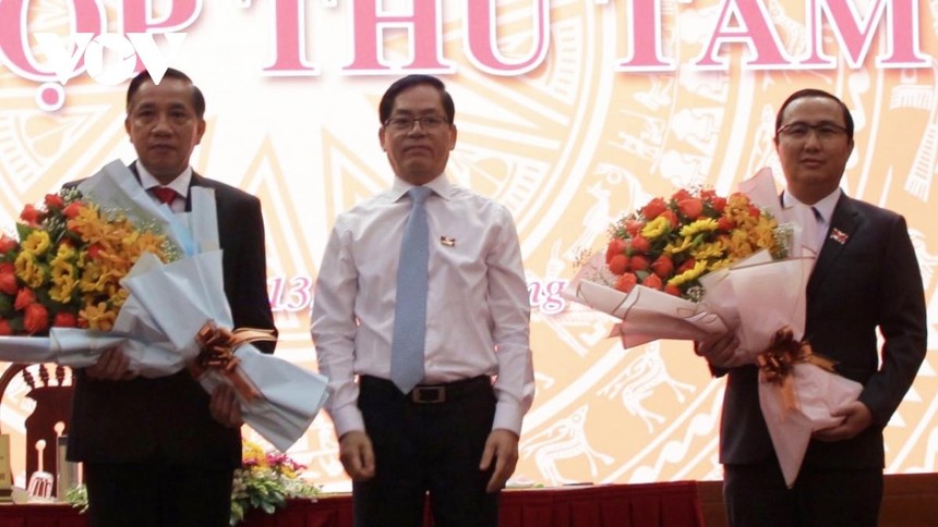 Ông Lê Hoàng Hải (bìa phải) được bầu bổ sung chức danh Phó Chủ tịch HĐND tỉnh Bà Rịa - Vũng Tàu (Ảnh: Lưu Sơn)