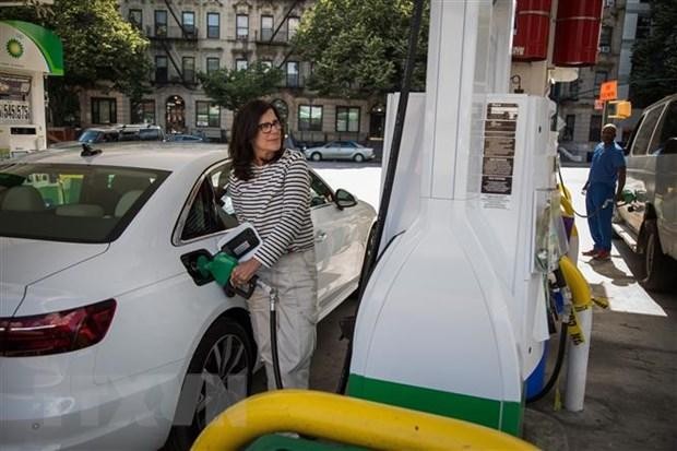 Bơm xăng cho phương tiện tại trạm xăng ở New York, Mỹ. (Ảnh: THX/TTXVN).