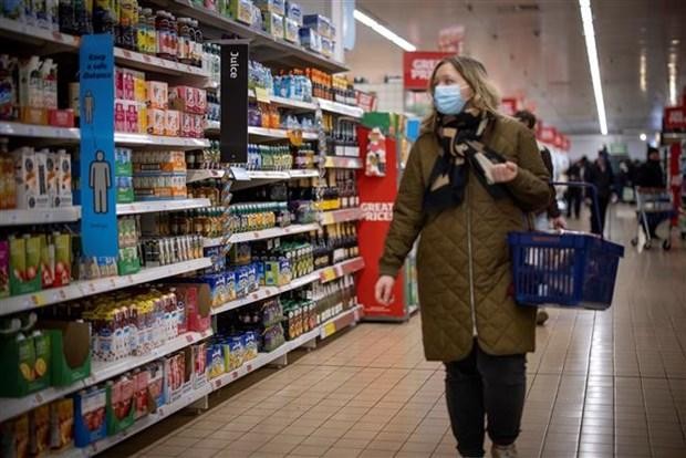 Người dân mua sắm tại một siêu thị ở London (Anh), ngày 13/2/2022. (Ảnh: AFP/TTXVN).