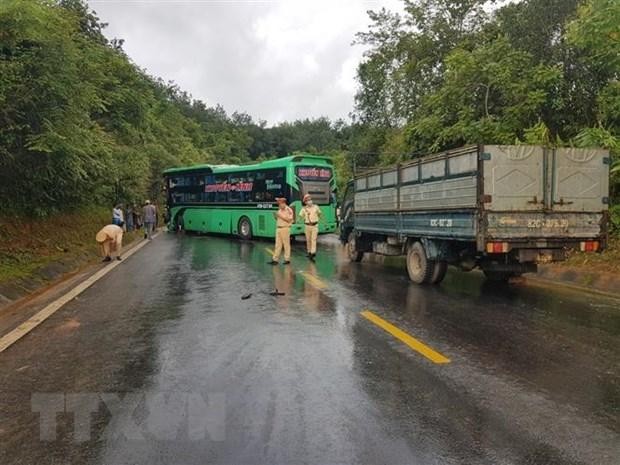 Hiện trường vụ tai nạn giao thông giữa xe ôtô rơmoóc và xe khách tại huyện Ngọc Hồi, tỉnh Kon Tum khiến 1 người chết và 3 người bị thương. (Ảnh: TTXVN phát)