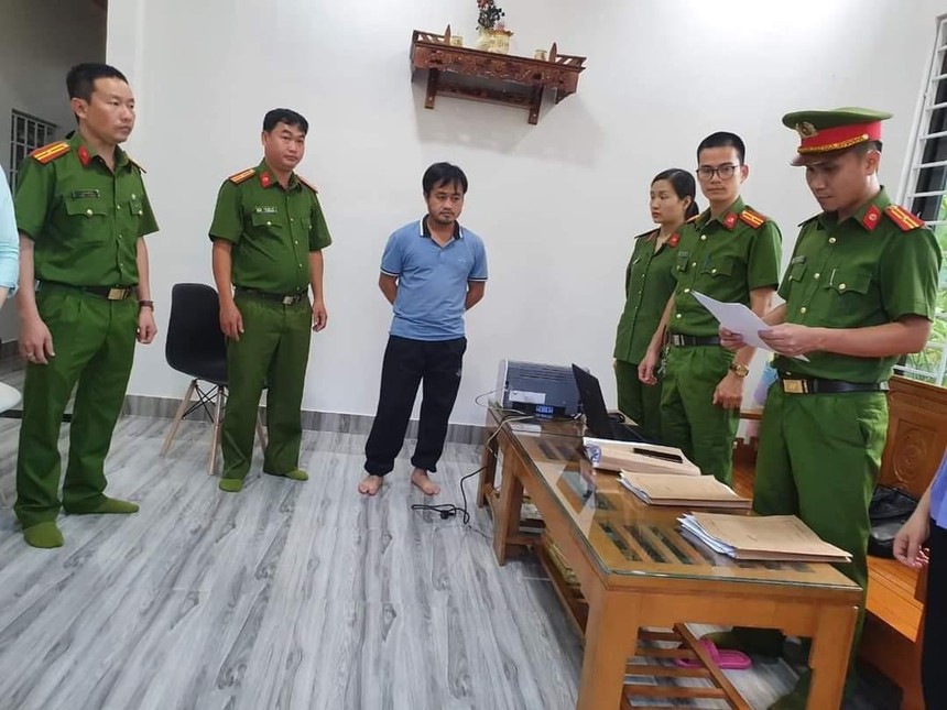 Cơ quan Cảnh sát điều tra công an tỉnh Quảng Trị đọc quyết định bắt giam nhân viên CDC Quảng Trị