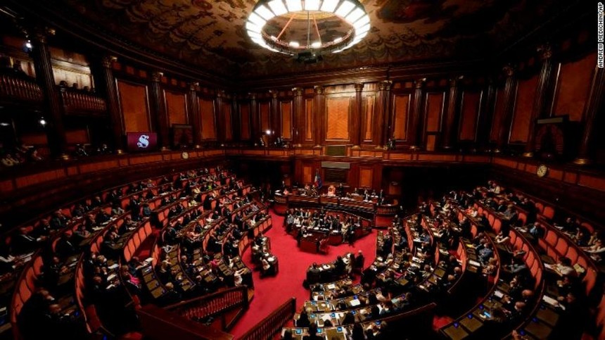Các thượng nghị sĩ nghe bài phát biểu của Thủ tướng Italy Mario Draghi tại Rome ngày 20/7. Ảnh: CNN.