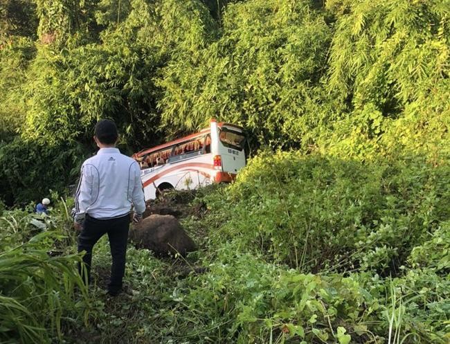 Bình Thuận: Một xe khách 30 chỗ rơi xuống đèo, nhiều người bị thương