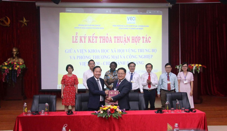 Viện Khoa học xã hội Trung Bộ ký kết hợp tác với phòng thương mai và công nghiệp Việt Nam - chi nhánh Đà Nẵng. Ảnh: Thanh Chung