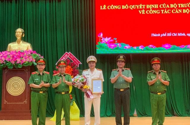 Ban Giám đốc Công an TPHCM tặng hoa chúc mừng Đại tá Mai Hoàng.