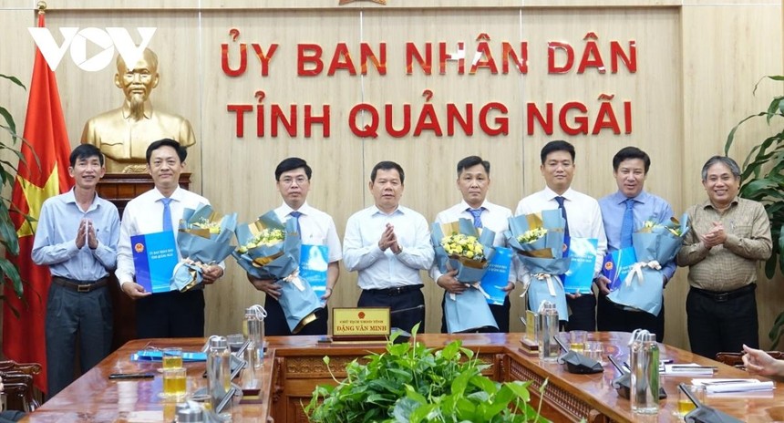 Ông Đặng Văn Minh (giữa) Chủ tịch UBND tỉnh Quảng Ngãi trao Quyết định và tặng hoa chúc mừng các cán bộ được luân chuyển, bổ nhiệm.