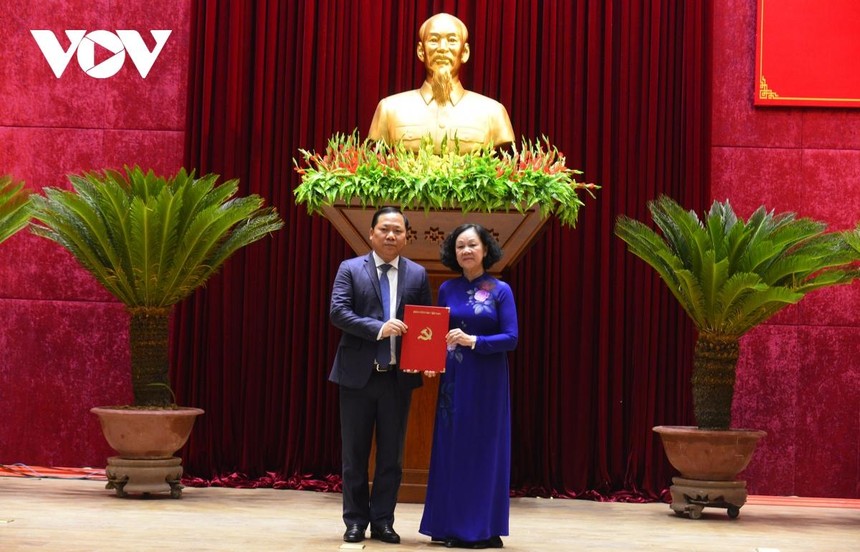 Bà Trương Thị Mai, Ủy viên Bộ Chính trị, Bí thư Trung ương Đảng, Trưởng Ban Tổ chức Trung ương trao Quyết định của Bộ Chính trị cho ông Nguyễn Phi Long giữ chức Bí thư Tỉnh ủy Hòa Bình.