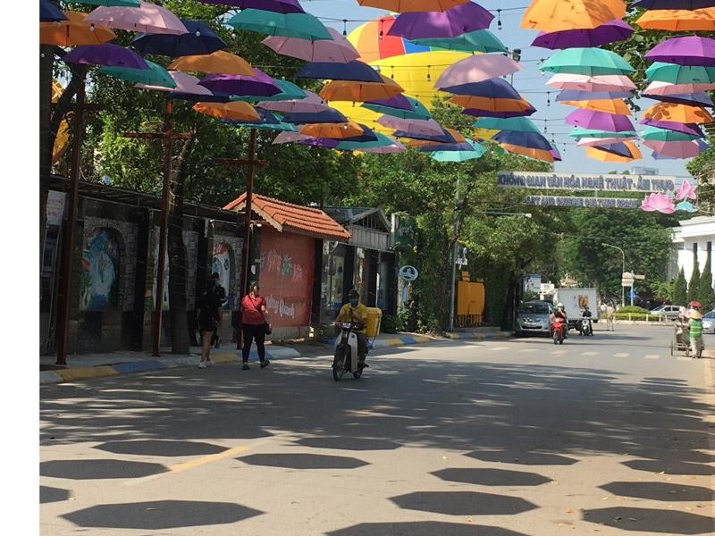 Một góc phố Trịnh Công Sơn (Hà Nội) - không gian đi bộ vào những ngày cuối tuần của người dân Thủ Đô.