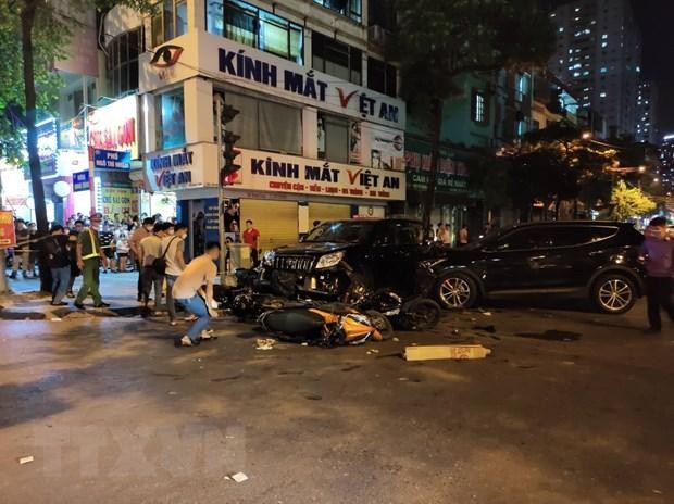 Hiện trường vụ tại nạn liên hoàn tại phố Ngô Thì Nhậm (Quang Trung, Hà Đông). (Ảnh: TTXVN phát)