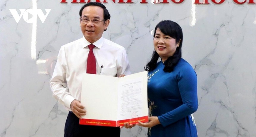 Bí thư Thành uỷ Nguyễn Văn Nên trao Quyết định cho bà Trần Kim Yến (ảnh N.S).